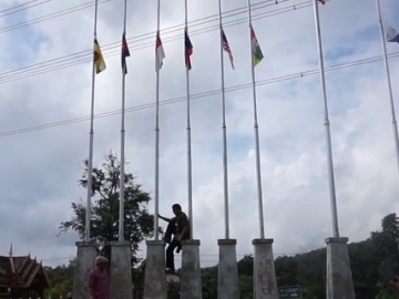 Lihat Bendera Merah Putih Terbalik di Thailand, Guru Asal Indonesia Nekat Langsung Panjat Tiang 