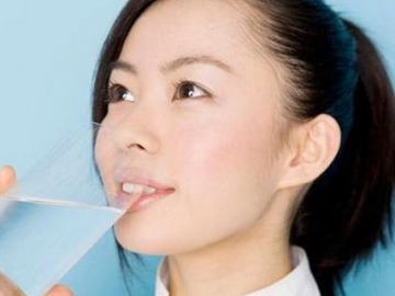 Selain Bikin Langsing, Minum Air Putih Ternyata Punya 4 Manfaat Buat Kecantikan