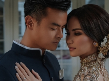 FOTO : Tradisional nan Elegan, Dion Wiyoko & Fiona Jalani Tradisi Sangjit ala Tionghoa