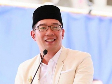 Ridwan Kamil Unggah Foto Liburan di Sukabumi, Netter Heboh Ada Penampakan 'Putri Duyung'