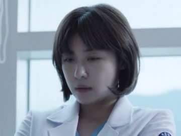 Bawa Kapak Saat Operasi, Ha Ji Won Tunjukkan Aktingnya yang Memukau di 'Hospital Ship'