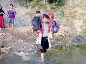 Salut, Polisi di Cirebon Ini Tuai Pujian Atas Aksinya Terobos Sungai Sambil Gendong Anak SD
