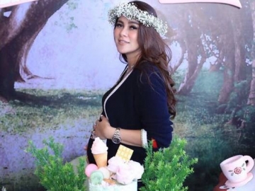 FOTO: Surprise! Olla Ramlan Dapat Hadiah Baby Shower Kedua dari Sang Suami