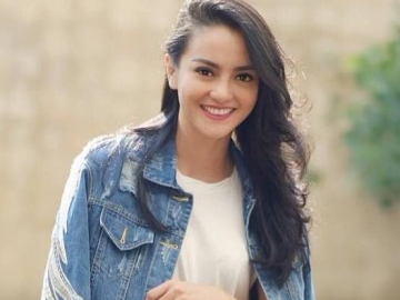 FOTO: Begini Gaya Cantik dan Fashionable Ririn Ekawati Saat Liburan ke Inggris