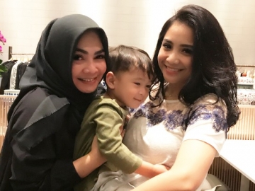 Pakai Celana 'Sobek' Harga Jutaan, Ibu Nagita Slavina Sukses Buat Netter Syok