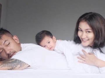 FOTO: Serunya Liburan Keluarga Rio Dewanto & Atiqah Hasiholan di Banten, Pantai Pertama Baby Salma