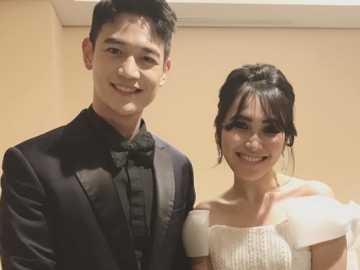 Foto Bareng Ayu Ting Ting, Pose Kaki Minho Bikin Netter Salah Fokus