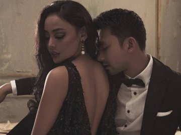 FOTO: Seksi dengan Gaun Terbuka, Mesranya Pemotretan Prewedding Whulandary & Niki Ibrahim