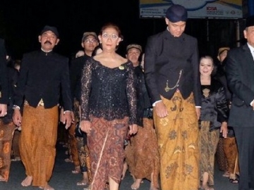 Ikut Prosesi Kirab Pusaka Malam 1 Suro di Solo, Menteri Susi Berjalan Tanpa Alas Kaki