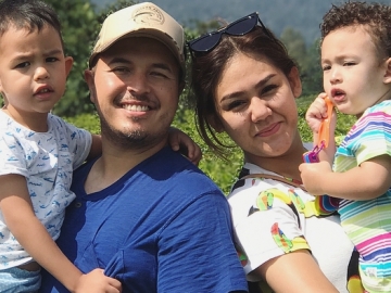 FOTO: Liburan di Kebun Teh Gunung Mas, Anak-Anak Sissy Priscillia Tak Mau Lepas Gendongan