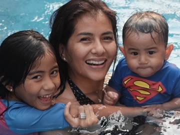 FOTO: Gemas Maksimal, Serunya Meisya Siregar Ajak Baby Bambang Berenang Bareng