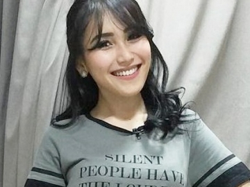 Foto Bareng Nia Ramadhani, Netter Sebut Baju Ayu Ting Ting Mirip Rombeng dan Wallpaper Tembok