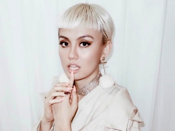 Heboh Busana Megah Agnes Monica di Single Terbaru, Ternyata Desainer Ternama Ini Perancangnya