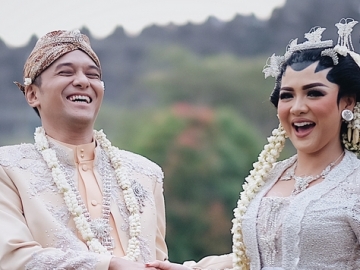 FOTO: Menikah di Candi Borobudur, Cantiknya Riasan Vicky Shu Buat Pangling