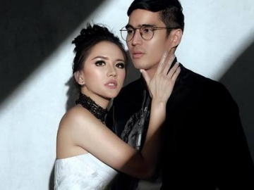 FOTO: Berpelukan di Kasur, Mesranya Pre-wedding Kedua Marcel Chandrawinata dan Kekasih