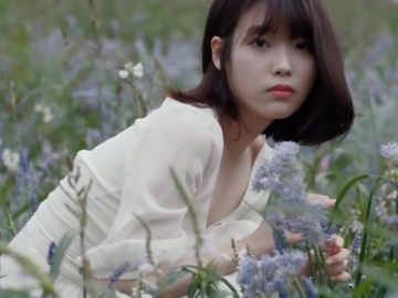 Gelar Fanmeeting Anniversary ke-9, IU Dapat Karangan Bunga dari Dua Sosok Spesial Ini