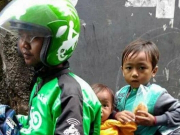 Ditinggal Istri, Ini Kisah Pilu Tajudin Driver Ojek Online yang Bekerja Sambil Bawa Dua Anak