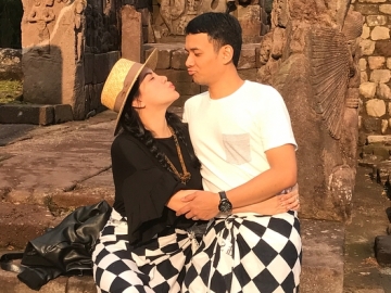 FOTO: Masih Berbau Peninggalan Sejarah, Vicky Shu & Ade Imam Pilih Bulan Madu ke Candi Sukuh