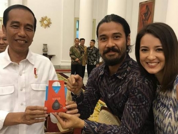 FOTO: Rayakan Hari Kopi Internasional, Chico Jericho & Julie Estelle Narsis Bareng Jokowi