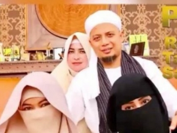 Bersama Tiga Istri, Video 'Pilar Keluarga Sakinah' Ustaz Arifin Ilham Hebohkan Netter
