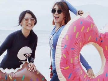 Serunya Sister Goals Citra Kirana & Erica Putri, Main-Main di Laut Gili Air Lombok