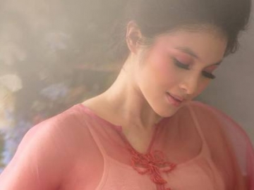 6 Potret Maternity Shoot Terbaru ala Sandra Dewi, Bak Dewi Kayangan