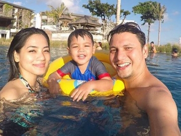 Titi Kamal Hamil Anak Kedua, Christian Sugiono Jadi Lebih Protektif