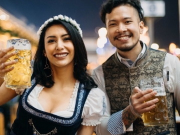 Uniknya Bulan Madu Tyas Mirasih & Suami Dandan ala Warga Eropa dalam Oktoberfest