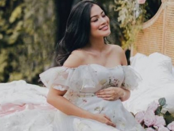 Bak Princess, Intip 7 Maternity Shoot Titi Kamal Pamer Perut Buncit Berikut Ini