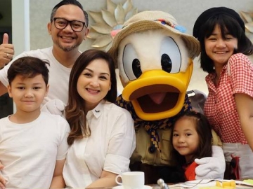FOTO: Seru dan Ramainya Liburan Keluarga Mona Ratuliu ke Disneyland Hongkong