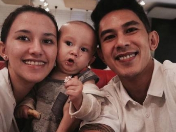 Gemas Maksimal! Potret Manis Dahlia Poland & Fandy Christian Ajak Baby James Liburan