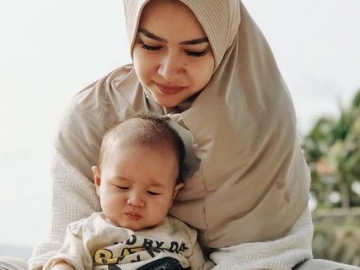 Lucu Abis! Berikut Deretan Ekspresi Gemas Baby Isco Saat Pertama Kali ke Pantai