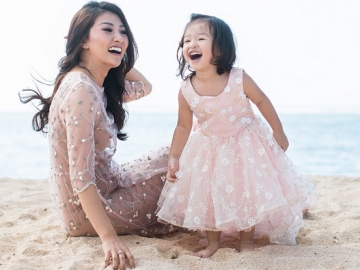 FOTO: Serunya Kebersamaan Sarwendah & Thalia Putri Onsu, Main Pasir di Pantai Bali