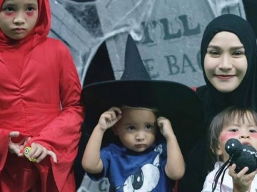 FOTO: Halloween, Begini Kostum 'Seram' Berhijab ala Zaskia Adya Mecca & Anak-Anak