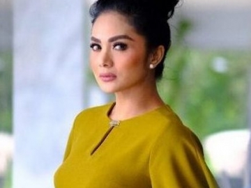 Krisdayanti Pose Pakai Busana dari Teman Desainernya, Netter : ABG Tua