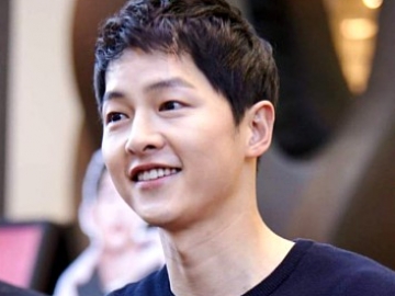 Bikin Salut, Song Joong Ki Kunjungi Upacara Pemakaman Kim Joo Hyuk Usai Menikah