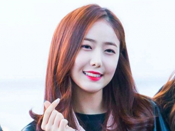 Berlatarkan Pemandangan Indah di Eropa, Cantiknya SinB G-Friend Buat Jatuh Hati