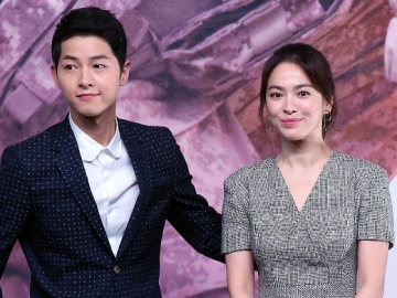 Sambil Berpegangan Tangan, Song-Song Couple Pamer Hadiah Mewah dari Sutradara Hong Kong Ini