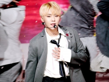 Lensa Kontaknya Lepas Saat Berpose di Red Carpet AAA 2017, Reaksi Seungkwan Buat Netter Ngakak