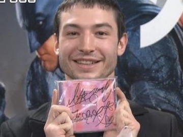 Ini Reaksi Ezra Miller 'The Flash' Diberi CD Bertanda Tangan Asli Black Pink 