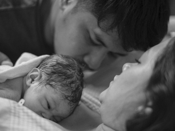 FOTO: Bikin Haru, Perjuangan Ryana Dea Lahirkan Putri Kecilnya dalam Dukungan Puadin Redi