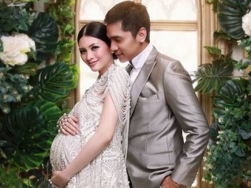 7 Gaya Maternity Shoot Donita & Adi Nugroho Elegan dengan Dua Busana Berbeda