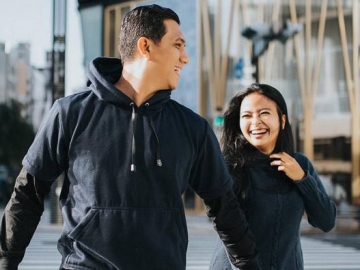 FOTO: Liburan Kilat Tantri Kotak & Suami ke Jepang, Romantis Berduaan di Ginza