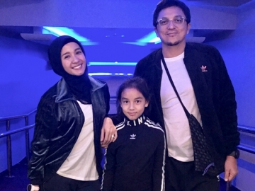 FOTO: Happy & Seru Abis! Laudya Cynthia Bella Bareng Emran & Aleesya Naik Balon Udara