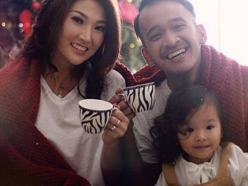 FOTO: Saling Berpelukan, Ruben Onsu & Sarwendah Tebarkan Senyum Sambut Natal