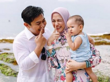 FOTO: Bahagia! Nina Zatulini Ajak Kenzi Naratama & Suami Kejar-Kejaran di Pantai