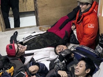 Member Tetap '1 Night 2 Days' Ikut Hadiri Upacara Pemakaman Terakhir Kim Joo Hyuk