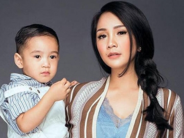 FOTO: Hot Mama! Nagita Slavina Tebarkan Pesonanya Sebagai Ibu dalam Pemotretan