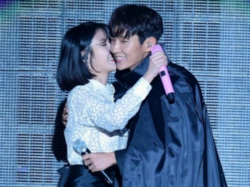 Lee Jun Ki & IU Berpose Akrab di Belakang Panggung, Netter: Jadian Aja