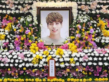 Para Artis SM Entertainment Ucapkan Selamat Tinggal ke Mendiang Jonghyun SHINee di Prosesi Pemakaman
